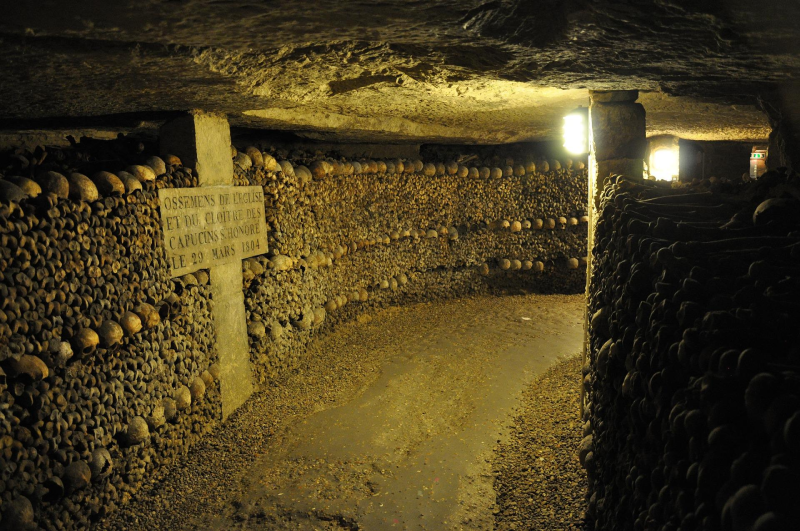 สุสานใต้ดิน คาตาคอมส์ ออฟ ปารีส (Paris Catacombs)