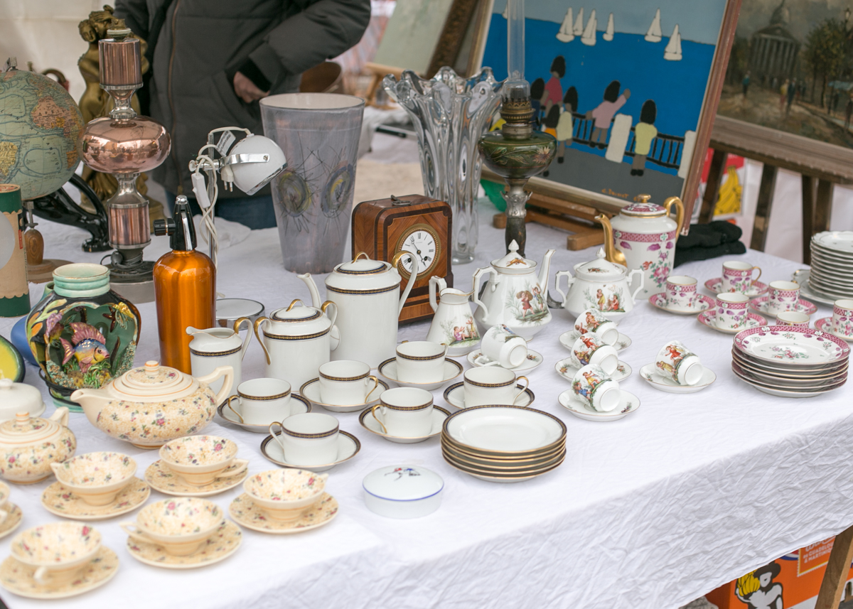 ตลาดนัด Marché aux puces de la porte de Vanves